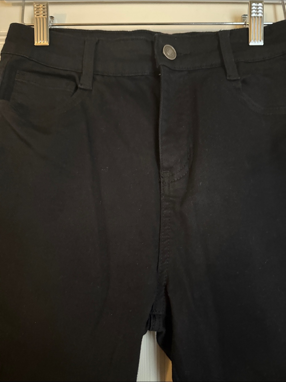 Lulu's Black Ankle Cropped Jeans with Feather Hem - Picture 4 of 9